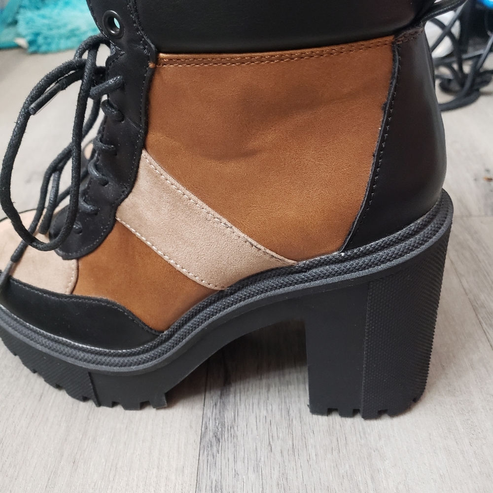 Stylish Black and Tan Women's Platform Boots - Picture 11 of 11
